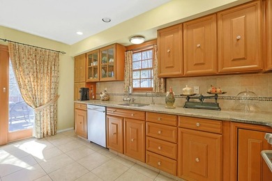 Charming 3-Bd. House with Deck & Patio on Leafy, Private - photo 14