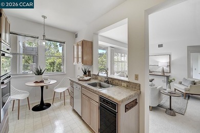 Rarely available penthouse location with beautiful treetop and - photo 16