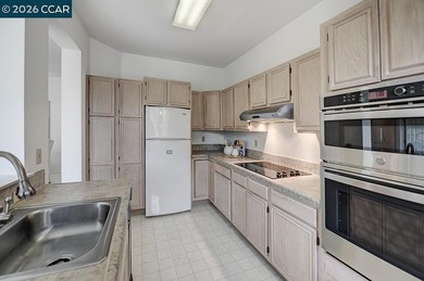 Rarely available penthouse location with beautiful treetop and - photo 18