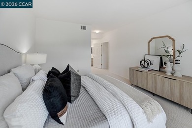 Rarely available penthouse location with beautiful treetop and - photo 31