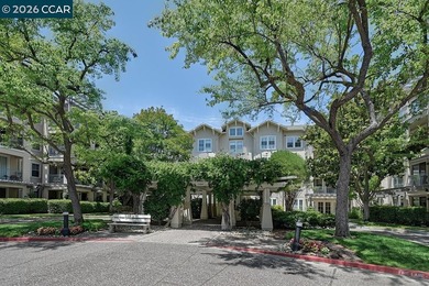 Rarely available penthouse location with beautiful treetop and - photo 39