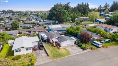 Tastefully updated single-level home in the heart of Coos Bay! - photo 2