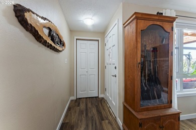 Tastefully updated single-level home in the heart of Coos Bay! - photo 4