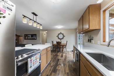Tastefully updated single-level home in the heart of Coos Bay! - photo 6