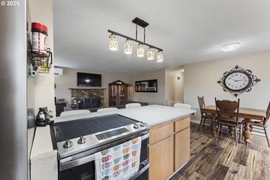 Tastefully updated single-level home in the heart of Coos Bay! - photo 7