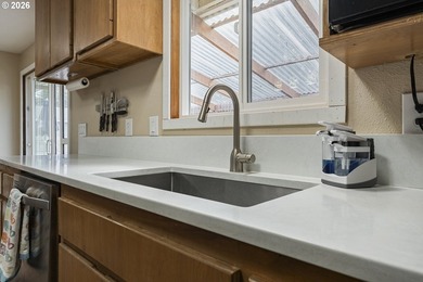 Tastefully updated single-level home in the heart of Coos Bay! - photo 9