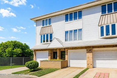 Welcome to 25 Peggy Lane! This beautifully updated 2-bedroom - photo 2