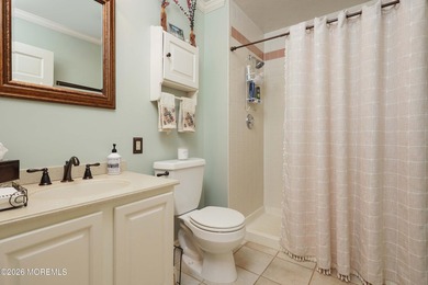 Spacious 5-bedroom, 3-bath Colonial situated on a quiet - photo 23