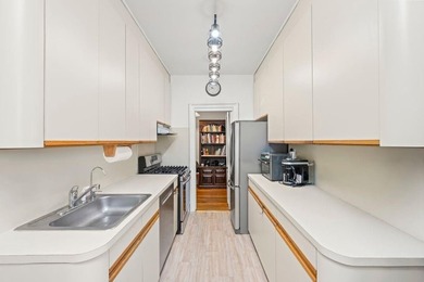 Top-floor living, classic pre-war character,& approximately 900 - photo 3