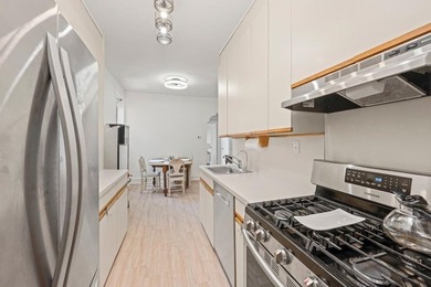 Top-floor living, classic pre-war character,& approximately 900 - photo 4