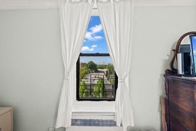Top-floor living, classic pre-war character,& approximately 900 - photo 7