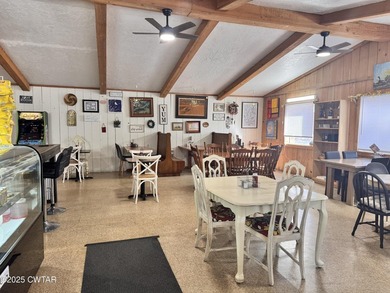 Commercial building, and Great business opportunity! Former ice - photo 8