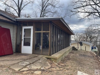 Enjoy lakeside living in this charming two-bedroom, one-bath - photo 5