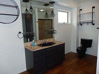 Charming home with wonderful space and many bedrooms. Main floor - photo 16