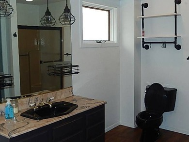 Charming home with wonderful space and many bedrooms. Main floor - photo 18