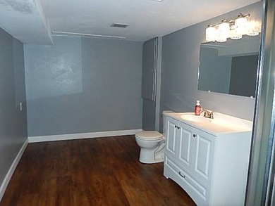 Charming home with wonderful space and many bedrooms. Main floor - photo 21