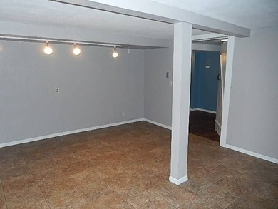 Charming home with wonderful space and many bedrooms. Main floor - photo 24