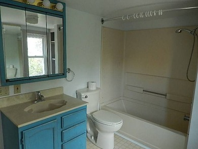 Charming home with wonderful space and many bedrooms. Main floor - photo 32