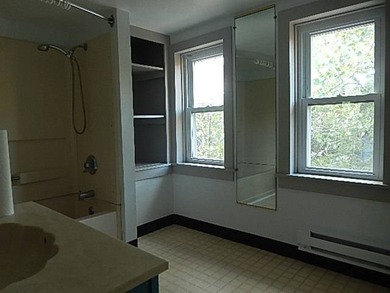 Charming home with wonderful space and many bedrooms. Main floor - photo 33