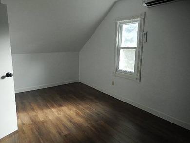 Charming home with wonderful space and many bedrooms. Main floor - photo 37