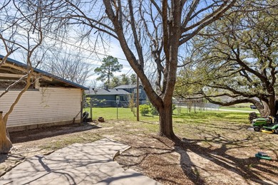 Half an acre, minutes from the square, FOUR car garage, flex - photo 23