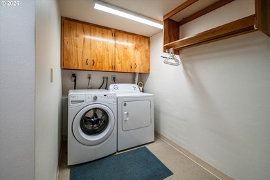 Spacious country living just minutes from town! Set on 2+ - photo 27