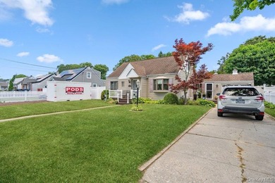 Set on a level, fully fenced property in East Islip, this 3 - photo 3