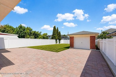 Extensively upgraded two-family detached house in the heart of - photo 5