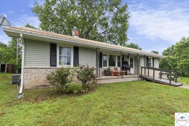This well-cared-for 4 bedroom, 2 bathroom Warsaw home sits on a - photo 2