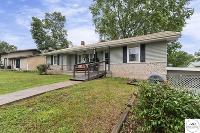This well-cared-for 4 bedroom, 2 bathroom Warsaw home sits on a - photo 3