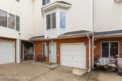 Excellent condition 4 Bedrooms 3 Bath End unit town house. Level - photo 3
