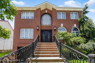 Gorgeous 4 bedroom, 4 bath, 2 Family Center Hall Colonial in - photo 1
