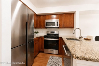 Welcome to this spacious and well-maintained two-bedroom condo - photo 10