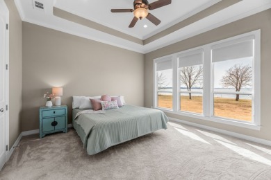 Amazing 4 bed 4 bath lake home on open water! Incredible views! - photo 37