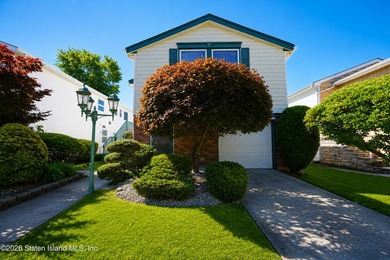 Highly desirable Eltingville location! Situated on a quiet - photo 2