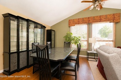 Highly desirable Eltingville location! Situated on a quiet - photo 7