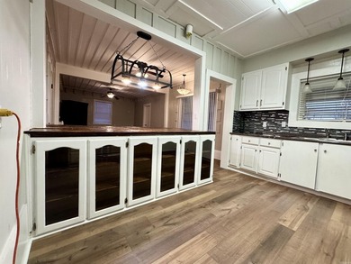 Mixed-use Commercial/Residential opportunity with partial owner - photo 15