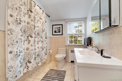 Welcome to this lovely side hall colonial boasting 4 bedrooms, 3 - photo 21