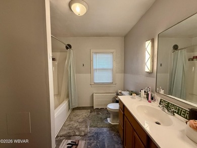 Great investment opportunity! This 4-bedroom single-family home - photo 6