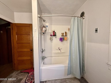 Great investment opportunity! This 4-bedroom single-family home - photo 7