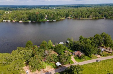 Welcome to your ideal waterfront retreat! This beautifully - photo 2