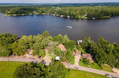 Welcome to your ideal waterfront retreat! This beautifully - photo 3