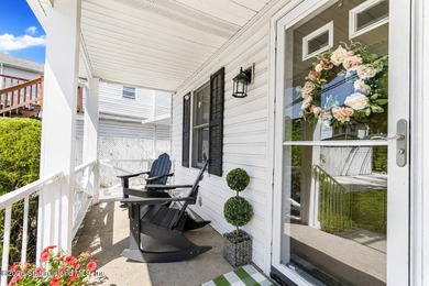 Beautifully appointed colonial in Travis. Lovely rocking chair - photo 4
