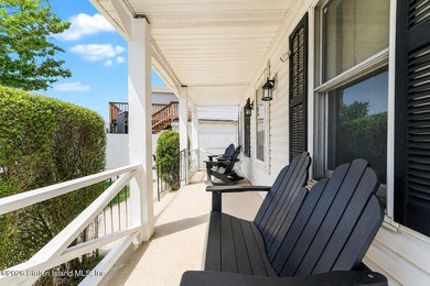 Beautifully appointed colonial in Travis. Lovely rocking chair - photo 5