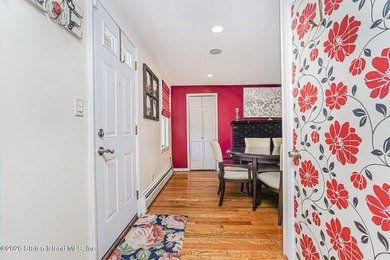 Beautifully appointed colonial in Travis. Lovely rocking chair - photo 6