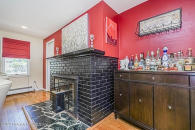 Beautifully appointed colonial in Travis. Lovely rocking chair - photo 9