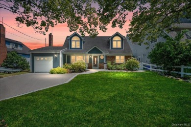 (private lake, pond, coastal) Home Sale Pending in Amityville New York