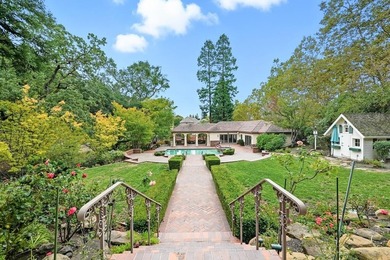 Luxury estate with elegant design. Exquisite One of a kind gated - photo 11
