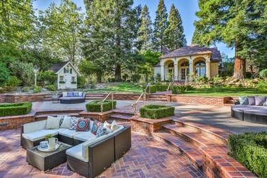Luxury estate with elegant design. Exquisite One of a kind gated - photo 34