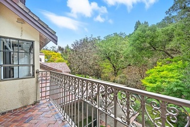 Luxury estate with elegant design. Exquisite One of a kind gated - photo 40